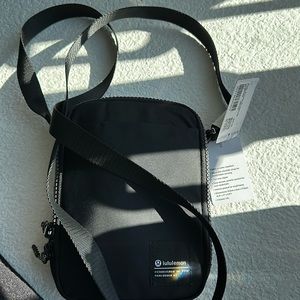 Lululemon easy access crossbody NWT